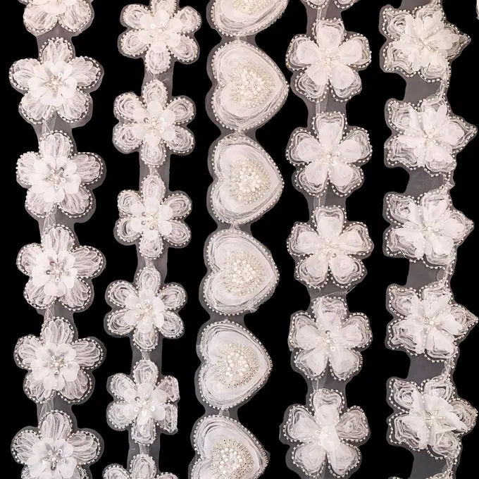 White flower and heart beaded trim · MET-1026 — product view