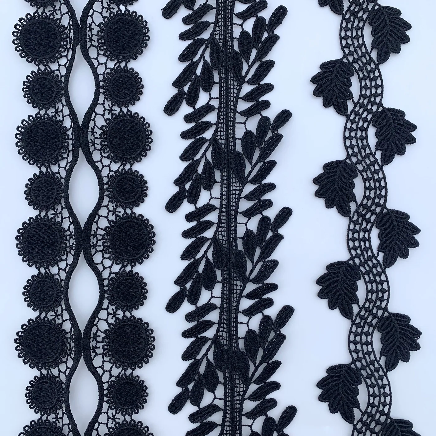 Black leaf and round motif lace · MET-3003 — product view