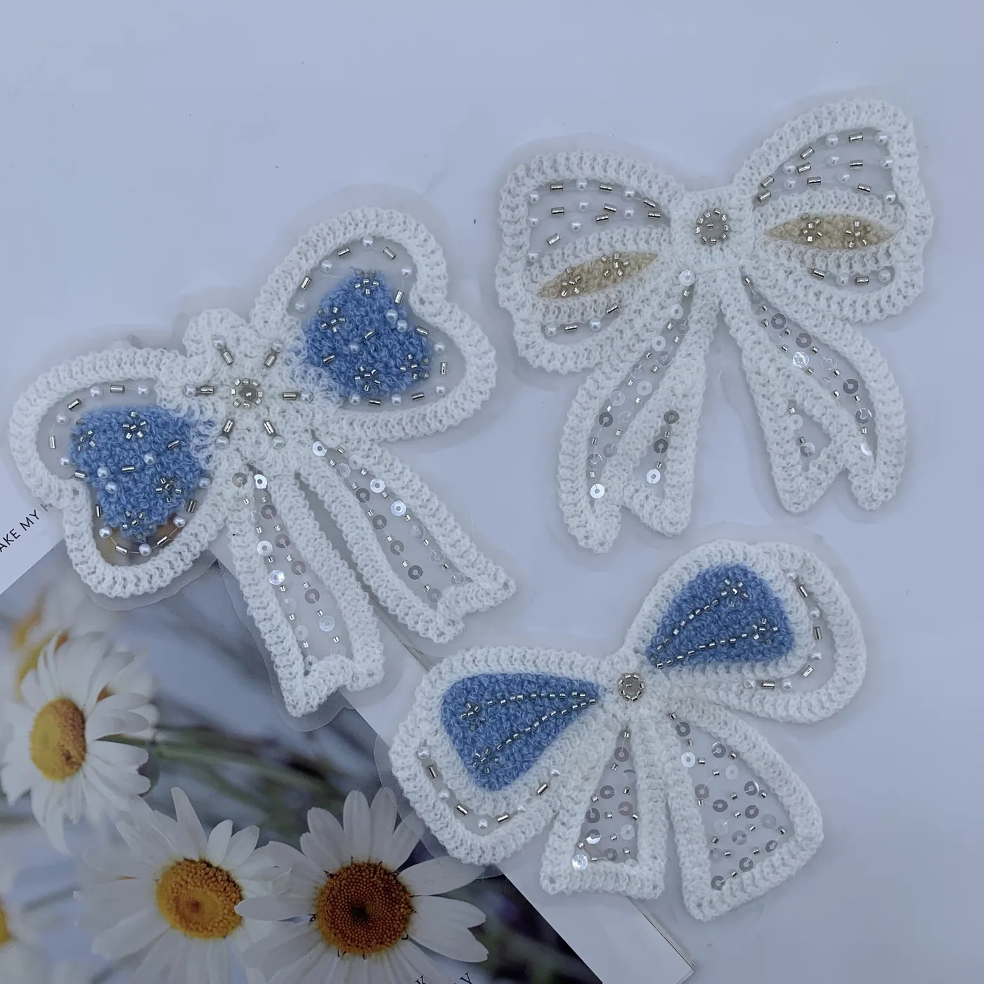 Bead-outline bow appliqué · MET-4010 — product view