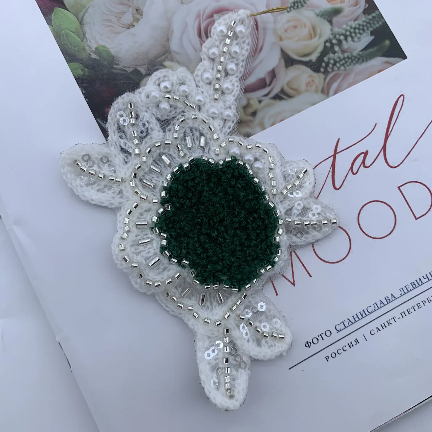 Leaf-framed beaded appliqué · MET-4012 — product view