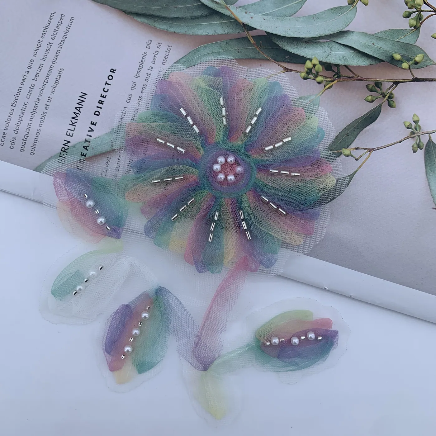 Dimensional bloom and leaf appliqué · MET-4052 — product view