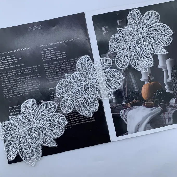 Triple maple-leaf appliqué · MET-4054 — product view