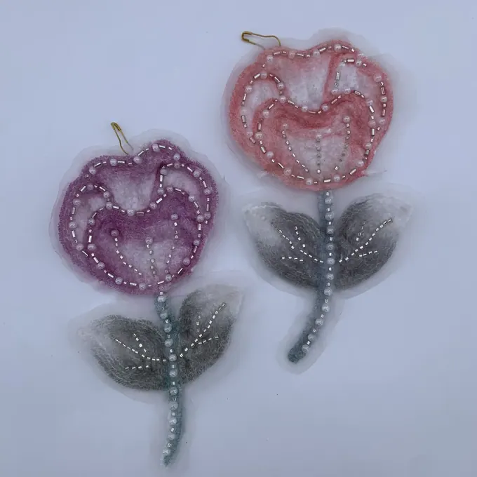 Tulip-stem beaded appliqué · MET-4060 — product view