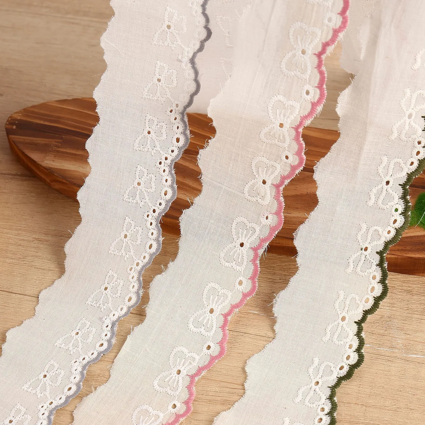 Scalloped embroidered lace trim · MET-8041 — product view