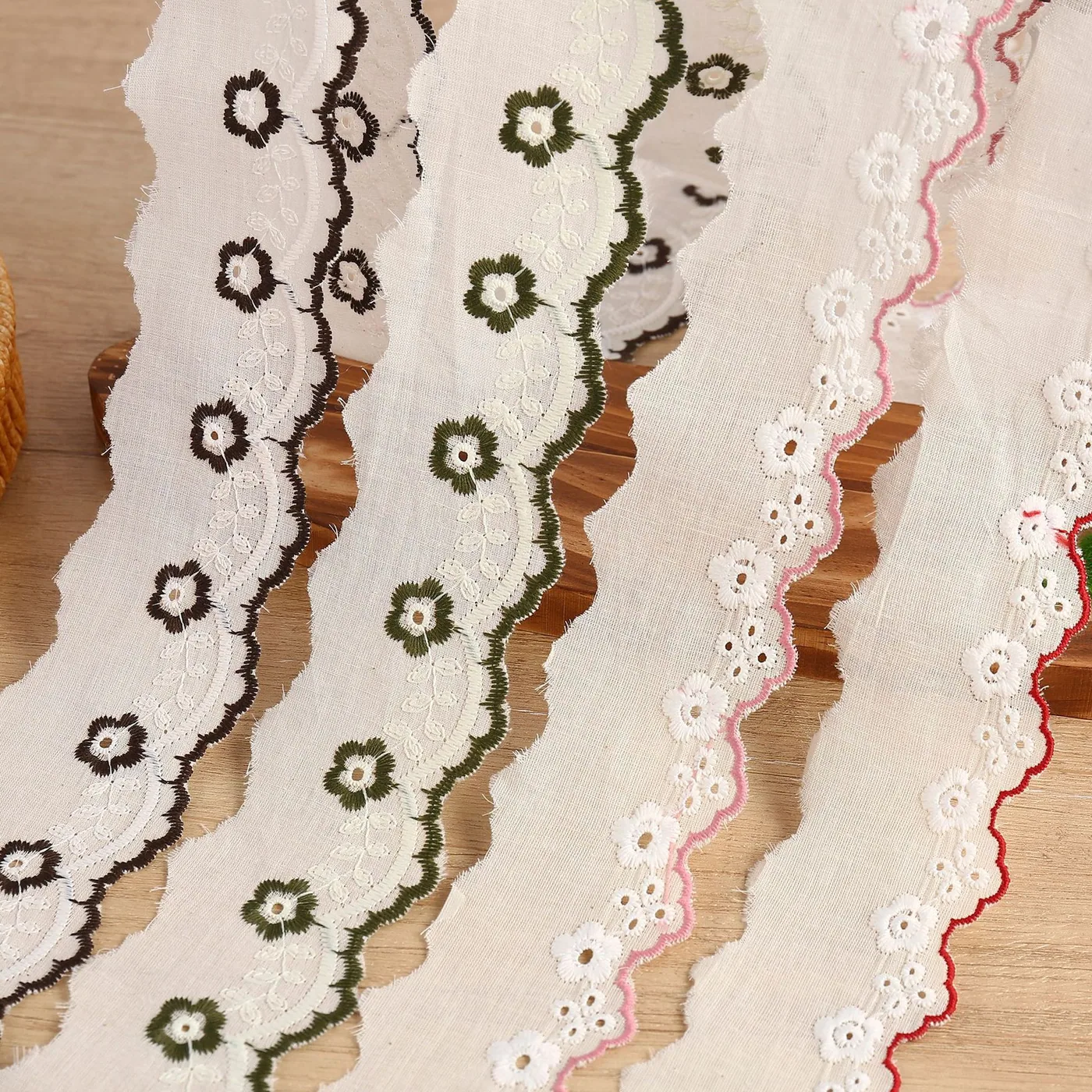 Scalloped embroidered lace trim · MET-8042 — product view