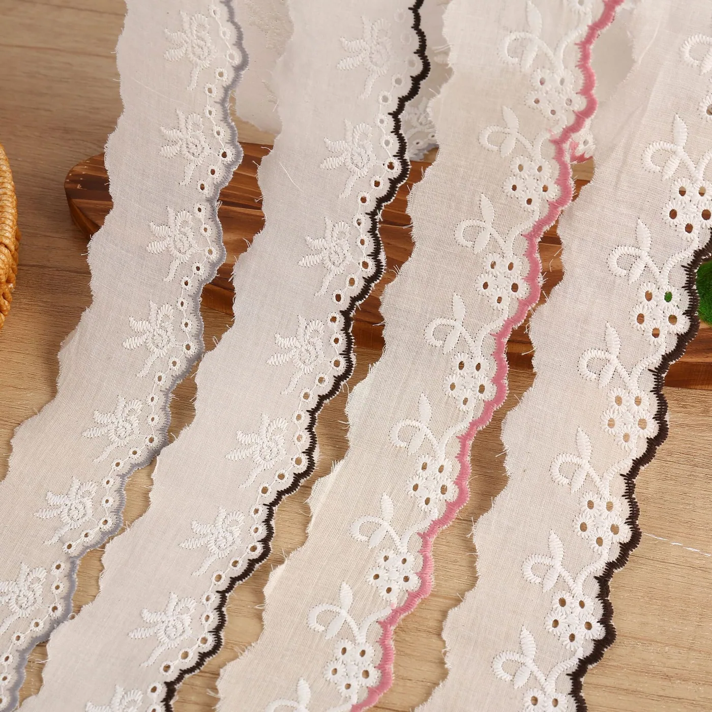 Scalloped embroidered lace trim · MET-8043 — product view