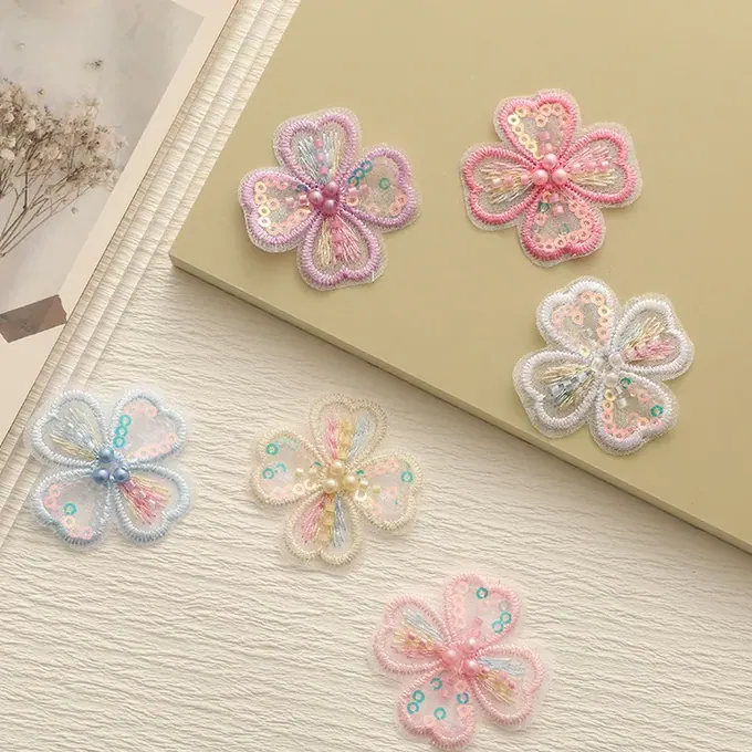 Clover-shaped beaded appliqué · MET-8079 — product view