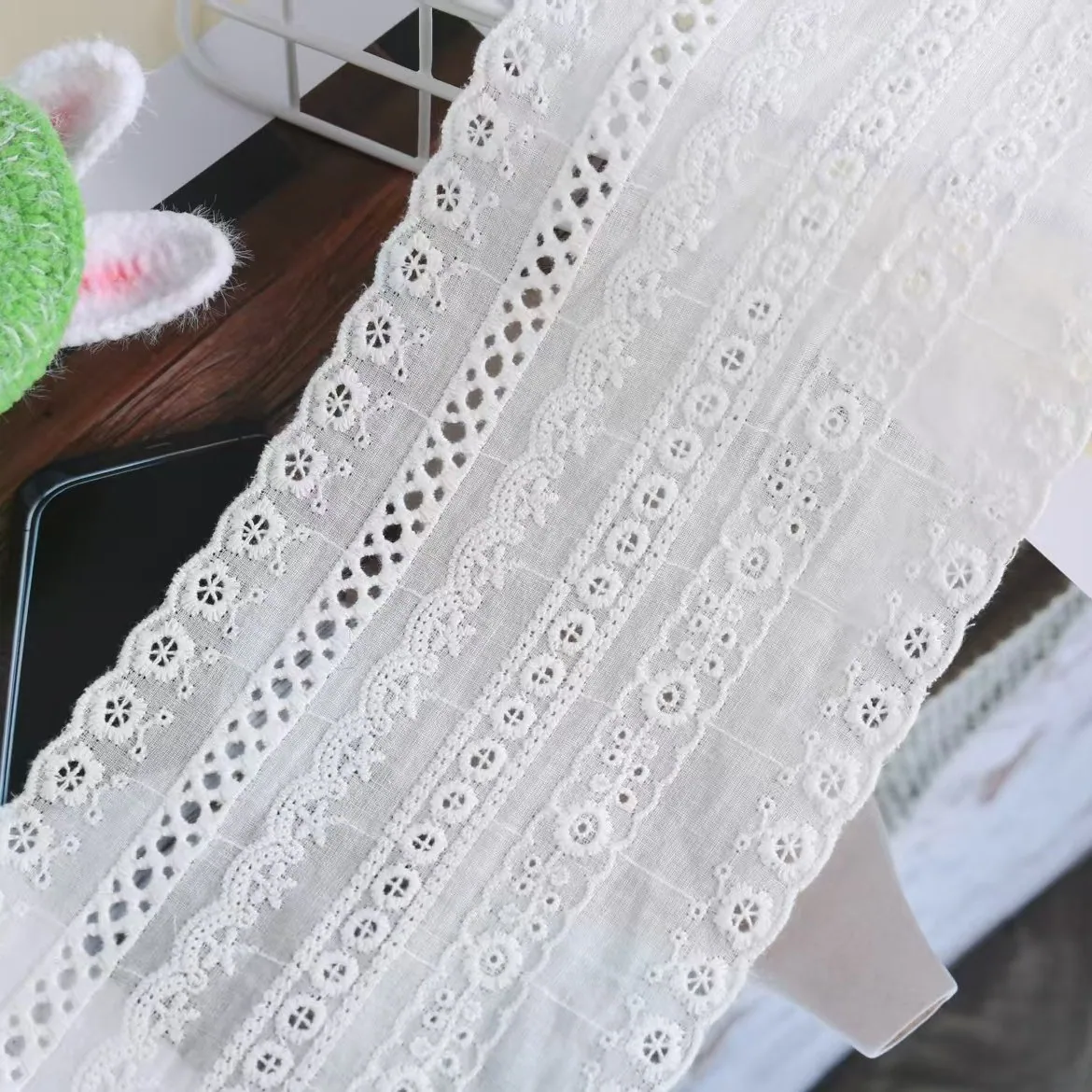 Embroidered bow appliqué · MET-8087 — product view