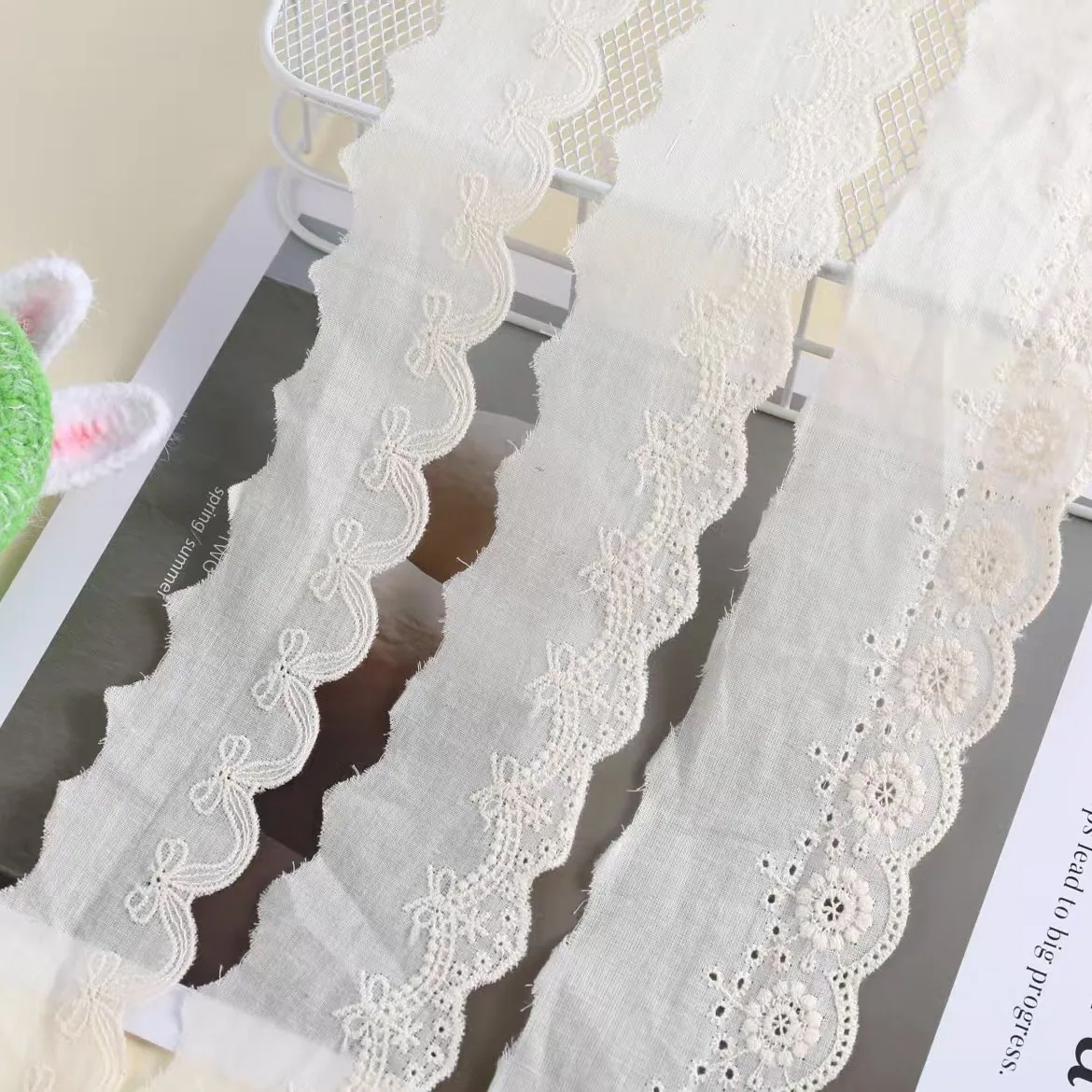 Embroidered bow appliqué · MET-8090 — product view